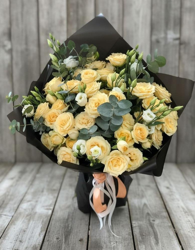 Букет цветов из: Розы и Лизиантусы в Белице