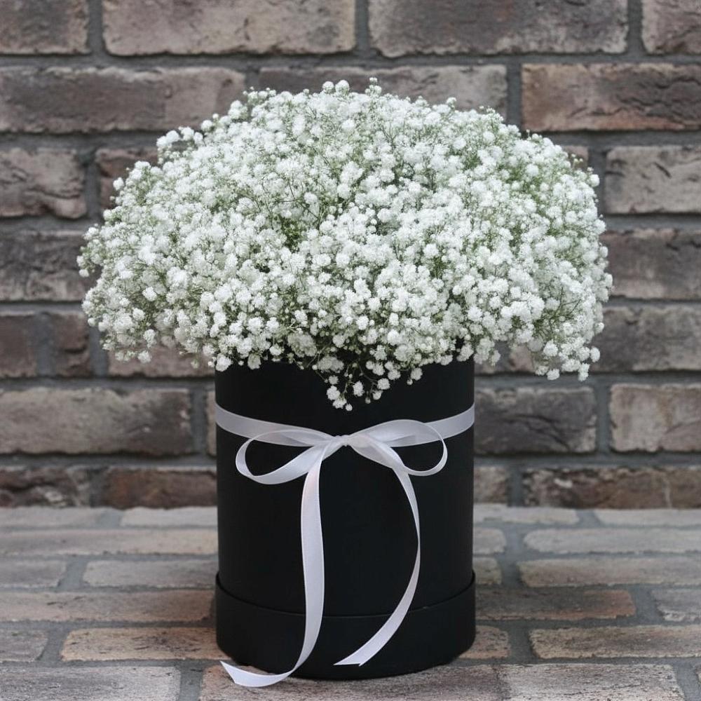 Цветочная композиция из Гипсофила в шляпной коробке в Белице