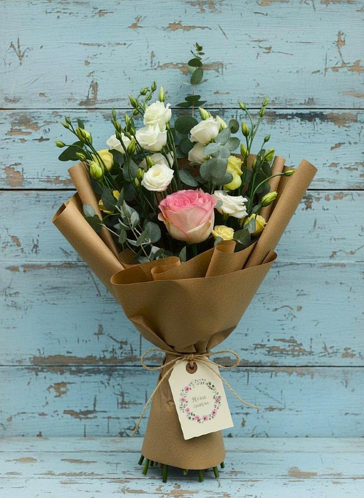 Букет цветов из: Розы и Лизиантусы в Белице