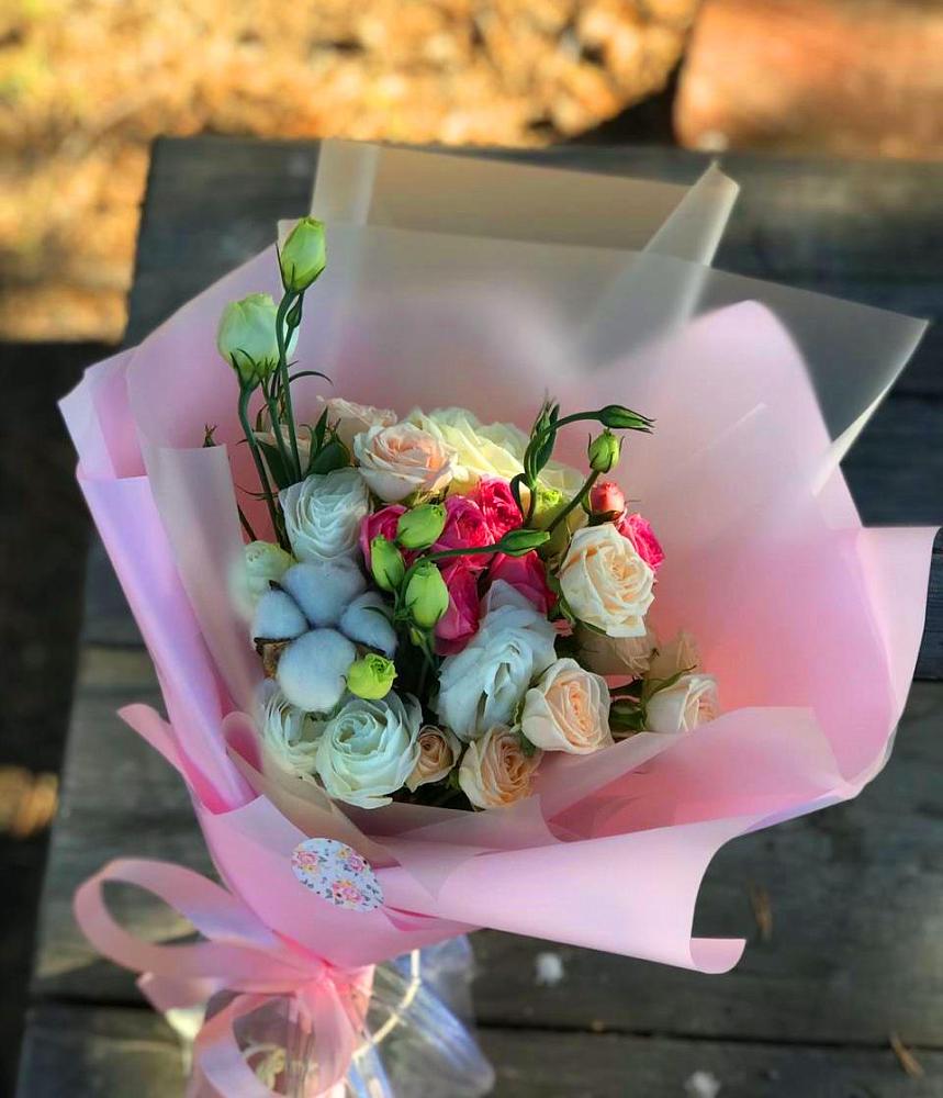 Букет цветов из: Розы и Лизиантусы в Белице