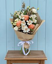 Букет цветов из:  Альстромерии, Лизиантусы, Розы и Хризантемы в Белице