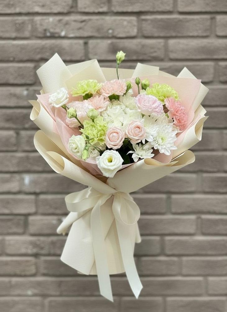 Букет цветов из: Гвоздики, Розы, Лизиантусы и Хризантемы в Белице