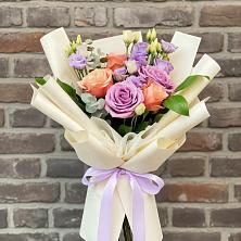 Букет цветов из:  Лизиантусы и Розы в Белице