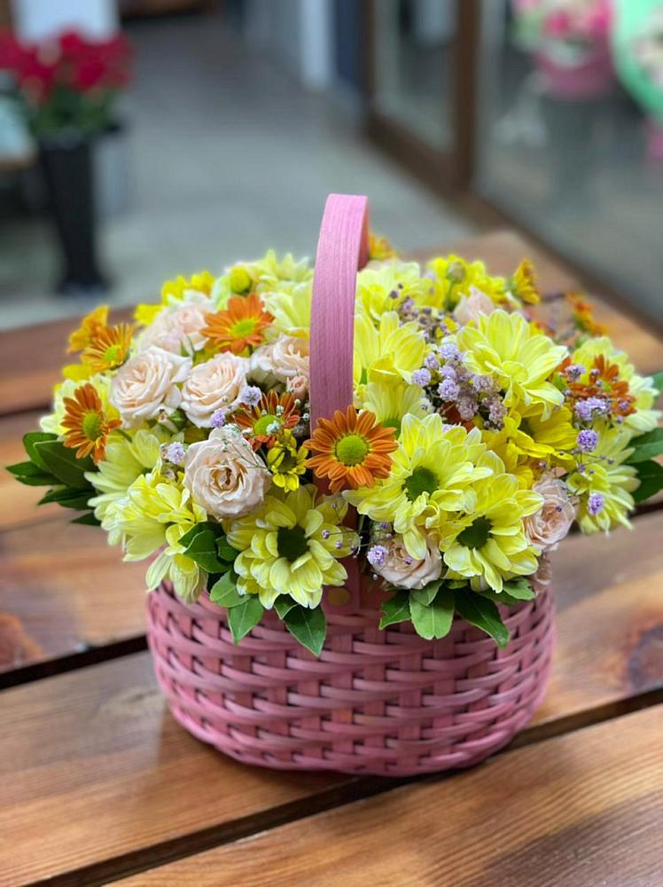 Цветочная композиция из Хризантемы и Розы в корзине в Белице