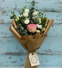 Букет цветов из:  Розы и Лизиантусы в Белице